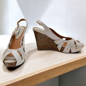 Steve Madden Sz 7.5 Crazzy Cream Wedge Sandals